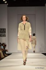 Model walk the ramp for Vineet Bahl Show at Wills Lifestyle India Fashion Week 2012 day 4 on 9th Oct 2012 (33).JPG